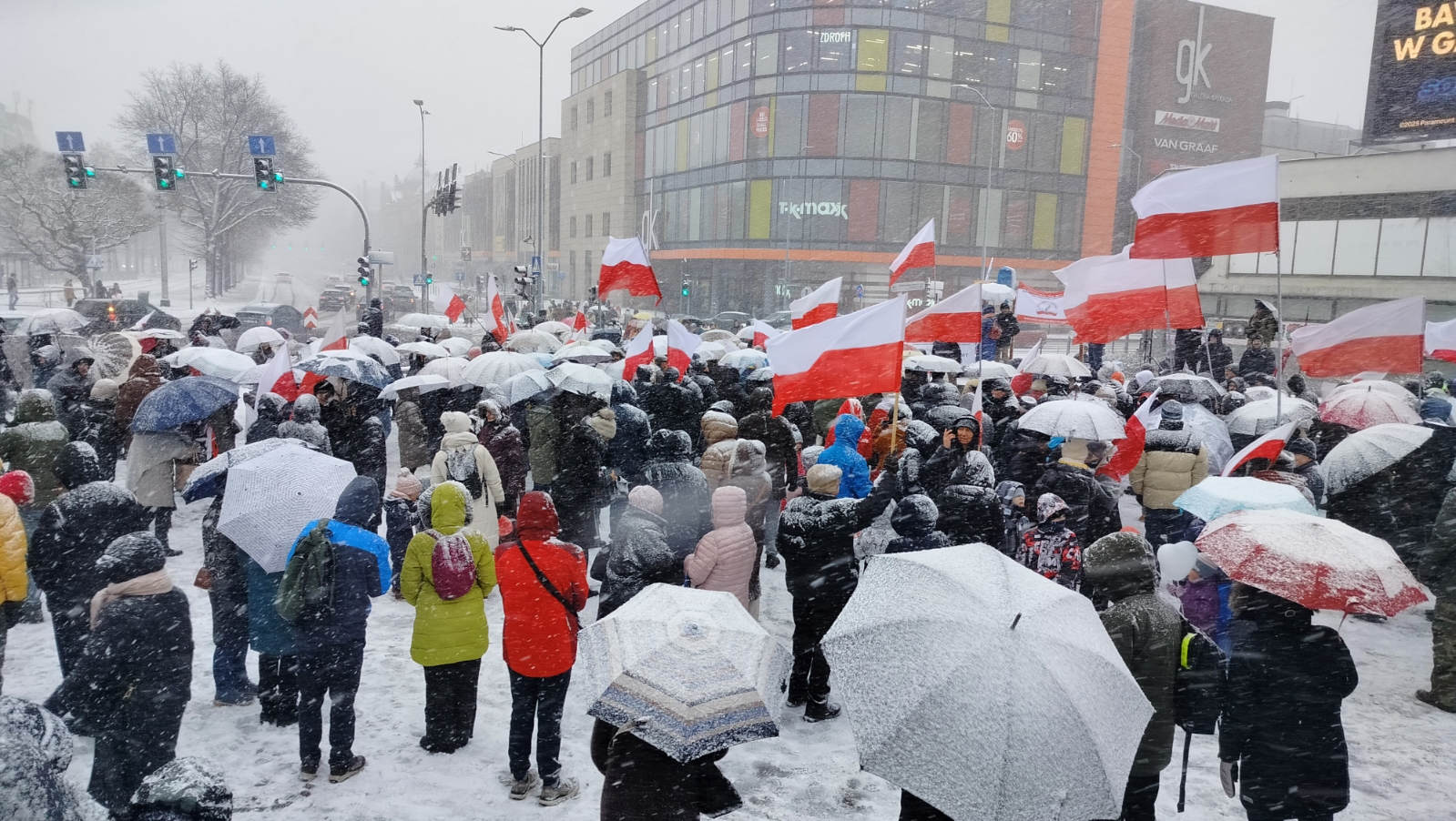 Manifestacja rodziców i nauczycieli. Komentarz